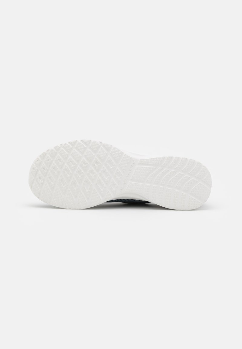 Suela de zapatilla blanca con una banda de rodadura texturizada, que presenta un patrón en zigzag. La parte superior no es visible en esta imagen.