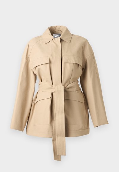 Μπεζ μπουφάν με ζώνη, μακριά μανίκια, γιακά, δύο τσέπες στο στήθος και δύο τσέπες στο ύψος των γοφών με καπάκι, παρουσιάζεται πάνω σε απλό ανοιχτό φόντο.