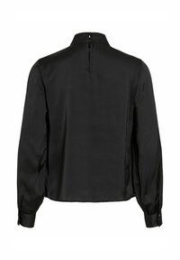 Blusa negra hecha de una tela suave y ligera con mangas largas, un cuello alto y un detalle de ojal en la parte posterior. Los puños cuentan con acentos de botones.