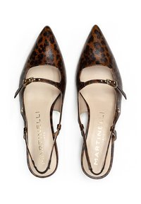 Zapatos slingback de punta en cuero con estampado de leopardo marrón, con una sola tira y un detalle de hebilla en tono dorado. Exterior texturizado.