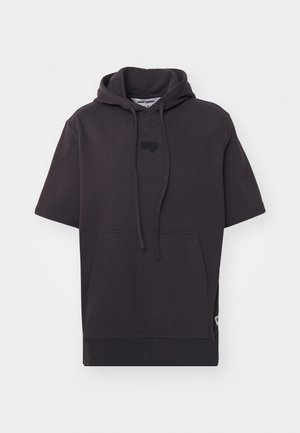 Kratka majica s kapuljačom iz temno sive bombažne tkanine. Ima sprednjo žep, kapuco s striktom in diskretno logotipno detajliranje.