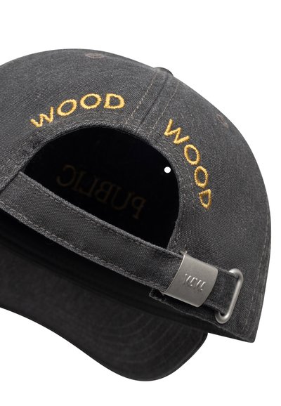 Μαύρο υφασμάτινο καπέλο με κεντητό κίτρινο κείμενο "WOOD", ρυθμιζόμενο μεταλλικό λουράκι με θηλιά και κυρτή σχεδίαση γείσου.