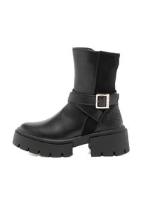 Stivaletto nero alla caviglia con tomaia in pelle liscia, fibbia decorativa e dettaglio texturizzato. Suola spessa in gomma con design a battistrada profondo.