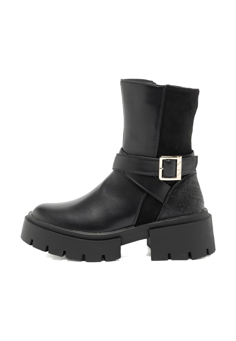 Stivaletto nero alla caviglia con tomaia in pelle liscia, fibbia decorativa e dettaglio texturizzato. Suola spessa in gomma con design a battistrada profondo.