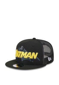 Schwarze Basecap mit gelber "BATMAN" Stickerei. Hat eine feste Front und ein Netzrücken. Mit gewölbtem Schirm und Logo-Etikett an der Seite.