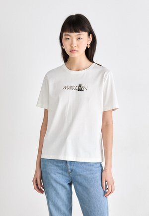 Weißes Baumwoll-T-Shirt mit kurzen Ärmeln und rundem Halsausschnitt. Auf der Vorderseite mit gesticktem Text "MARCCAIN" in Schwarz und Grau.