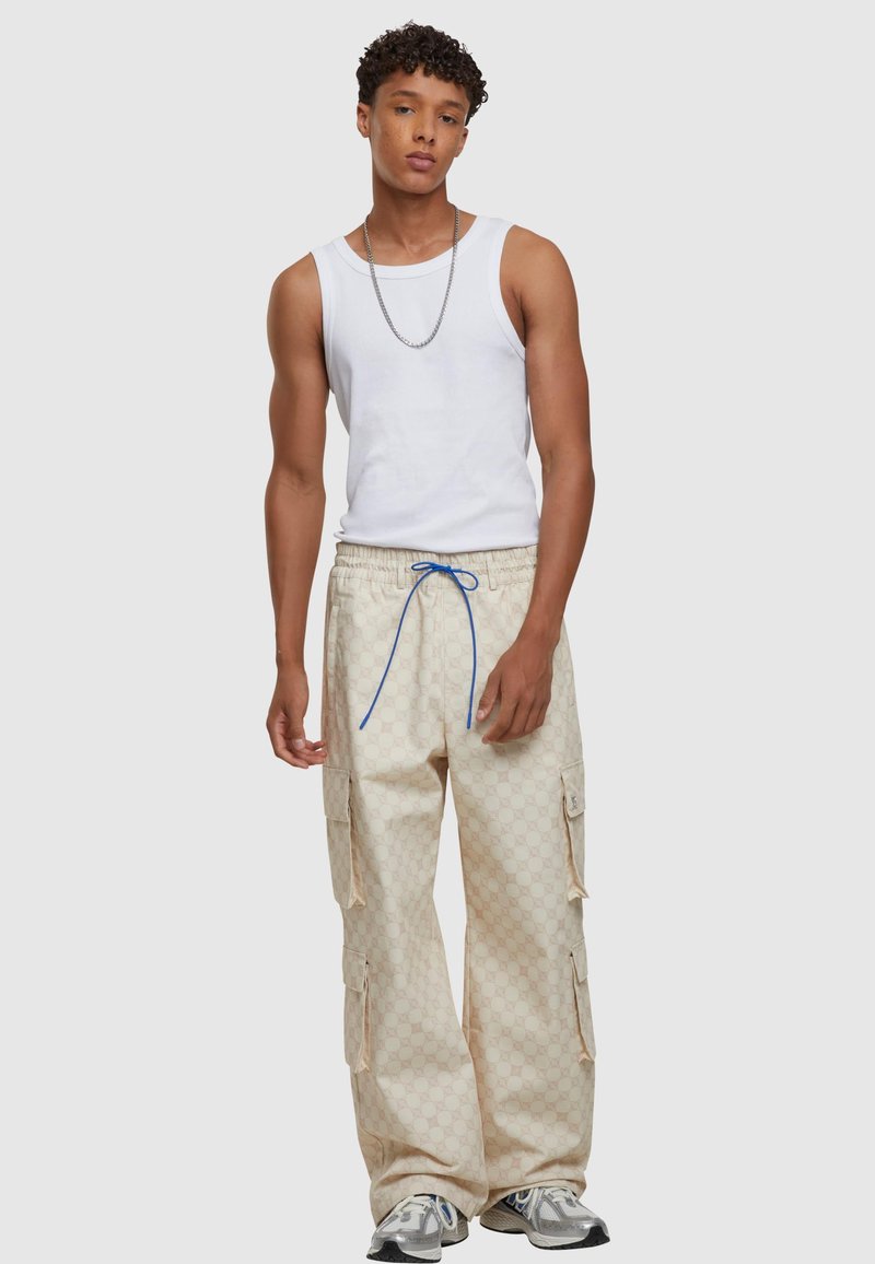 PEQUS MONOGRAM - Cargo trousers - white sand/off-white - Zalando.co.uk