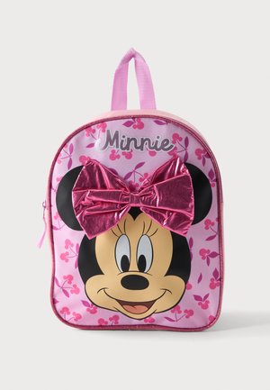 Mochila infantil rosa con la cara de Minnie Mouse, un gran lazo rosa brillante y un patrón de cerezas con el texto "Minnie" en la parte superior delantera.