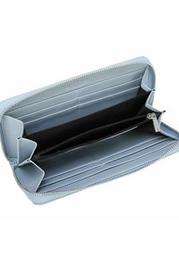 Cartera con cremallera de color azul claro hecha de material texturizado, con múltiples ranuras para tarjetas, un compartimento con cremallera y un forro interior suave.