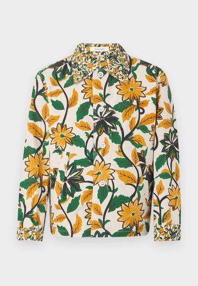Πουκάμισο με μακριά μανίκια και κουμπιά, με πράσινα, κίτρινα και μαύρα λουλουδάτα σχέδια σε κρεμ φόντο, με μυτερό γιακά και λεπτομέρειες στα μανίκια.