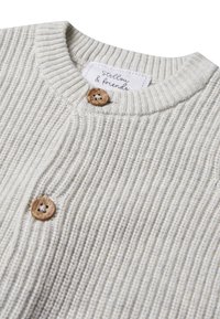 Hellgrauer, gerippter Cardigan mit rundem Ausschnitt, zwei Holzknöpfen vorne und einem Etikett mit der Aufschrift "Stellou & Friends."