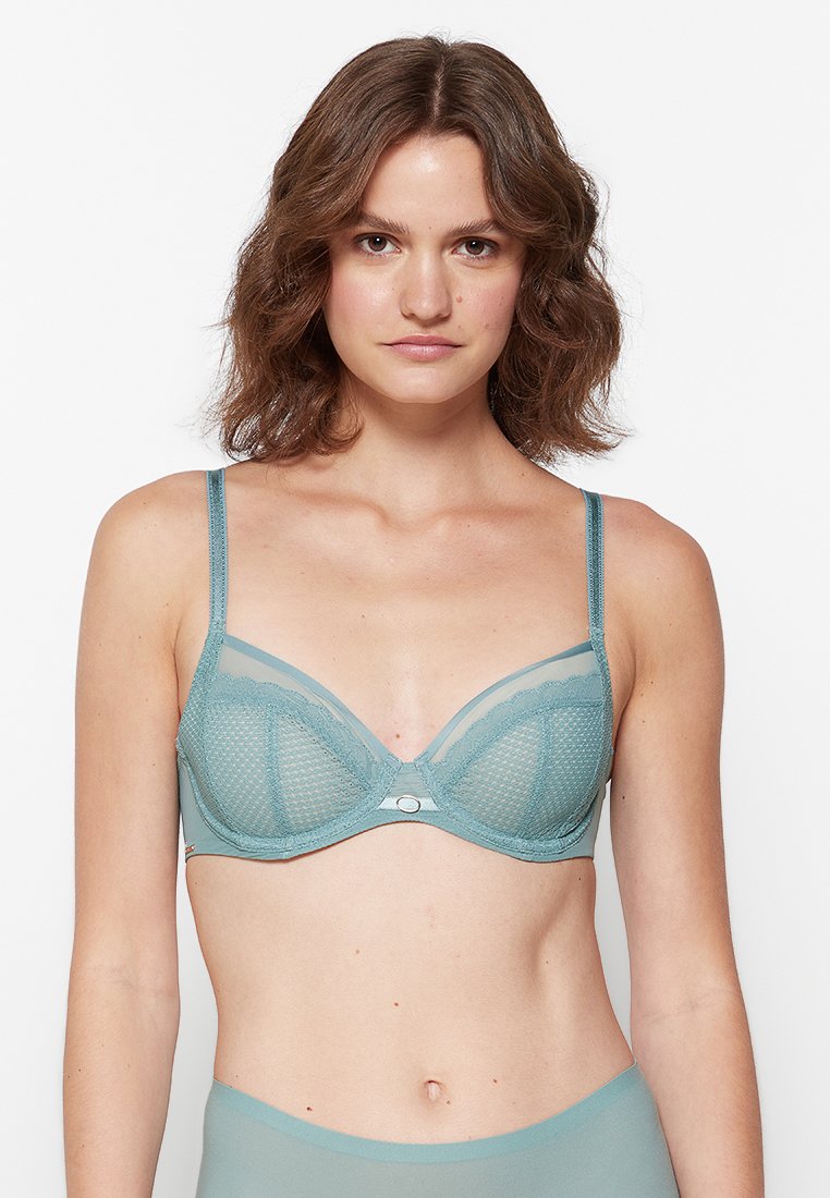 Sutien cu armătură