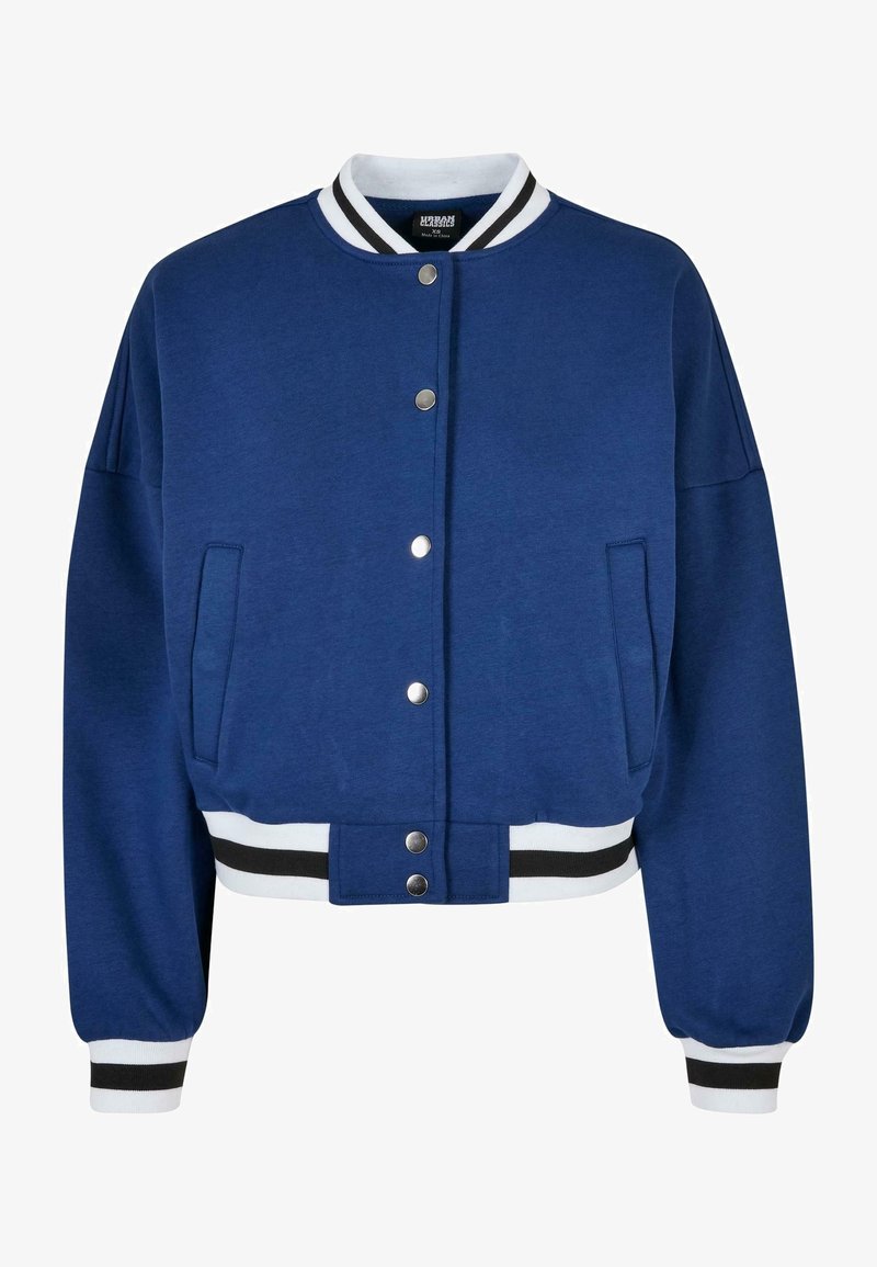 Veste bomber bleue à boutons, avec col, poignets et ourlet côtelés rayés blanc et noir, et deux poches à l’avant.