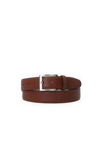 Brauner Leder Gürtel mit strukturiertem Finish, silberner rechteckiger Schnalle, mehreren Einstelllöchern und kontrastierendem weißen Stich entlang der Kanten.
