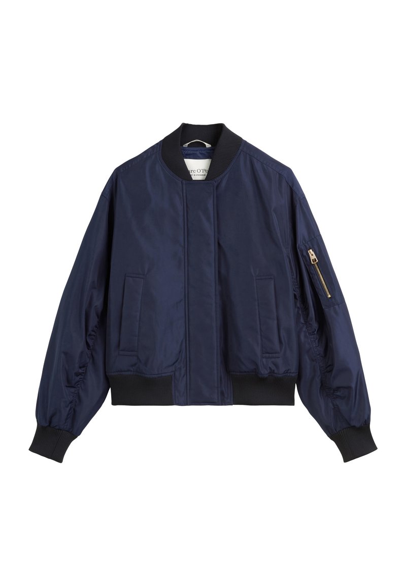 Marineblauer Bomberjacke mit langen Ärmeln, geribkeltem Kragen und Bündchen, vorderen Taschen und einer Reißverschlusstasche am linken Ärmel. Glatte Stofftextur.