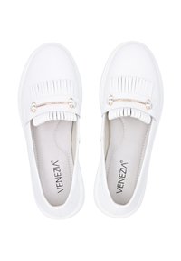 Witte instap schoenen met franjes en een decoratieve goudkleurige kettingaccent. Glad materiaal, ronde neus en platte zool.