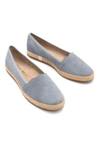 Szare zamszowe espadryle płaskie z zaokrąglonym noskiem, z jutikowym śródstopiem i gładką podszewką wewnętrzną. Minimalistyczny design bez widocznych elementów metalowych.