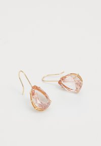 Øredobber i rosagullfarge med pæreformede, transparente rosa krystaller i metallramme med fiskekroken design.