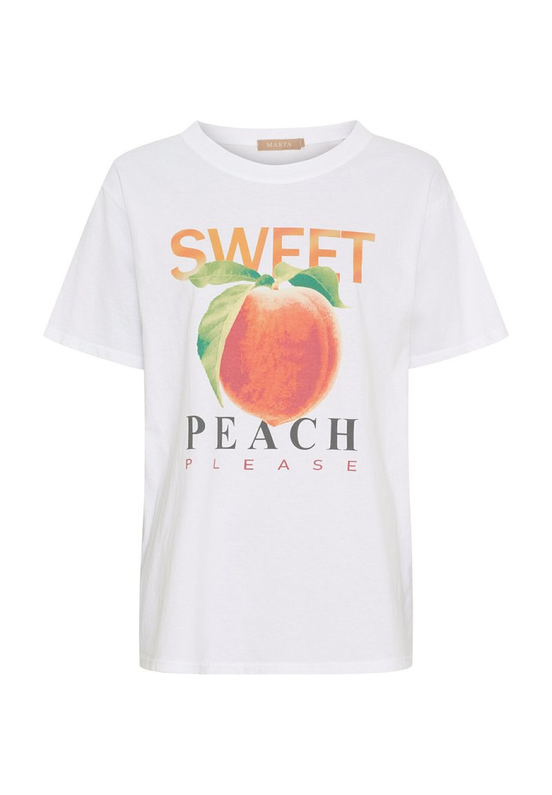 Hvid bomulds T-shirt med et ferskenmotiv med grønne blade og teksten "SWEET PEACH PLEASE" i orange og sort skrift.