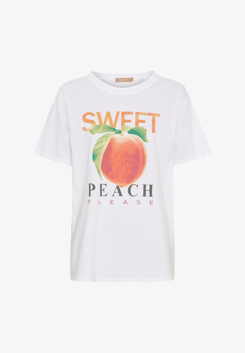 Hvid bomulds T-shirt med et ferskenmotiv med grønne blade og teksten "SWEET PEACH PLEASE" i orange og sort skrift.