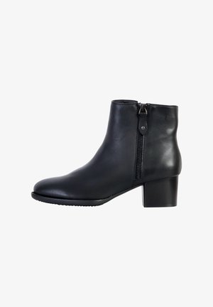Bottine en cuir noir avec un bout arrondi, une fermeture éclair sur le côté et un talon épais. Texture lisse et design minimaliste sans motifs visibles.
