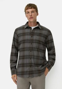 Grijs geruit flanellen shirt met knopen, een kraag en een borstzak. Het patroon bevat donkere bruin en lichtblauwe accenten.