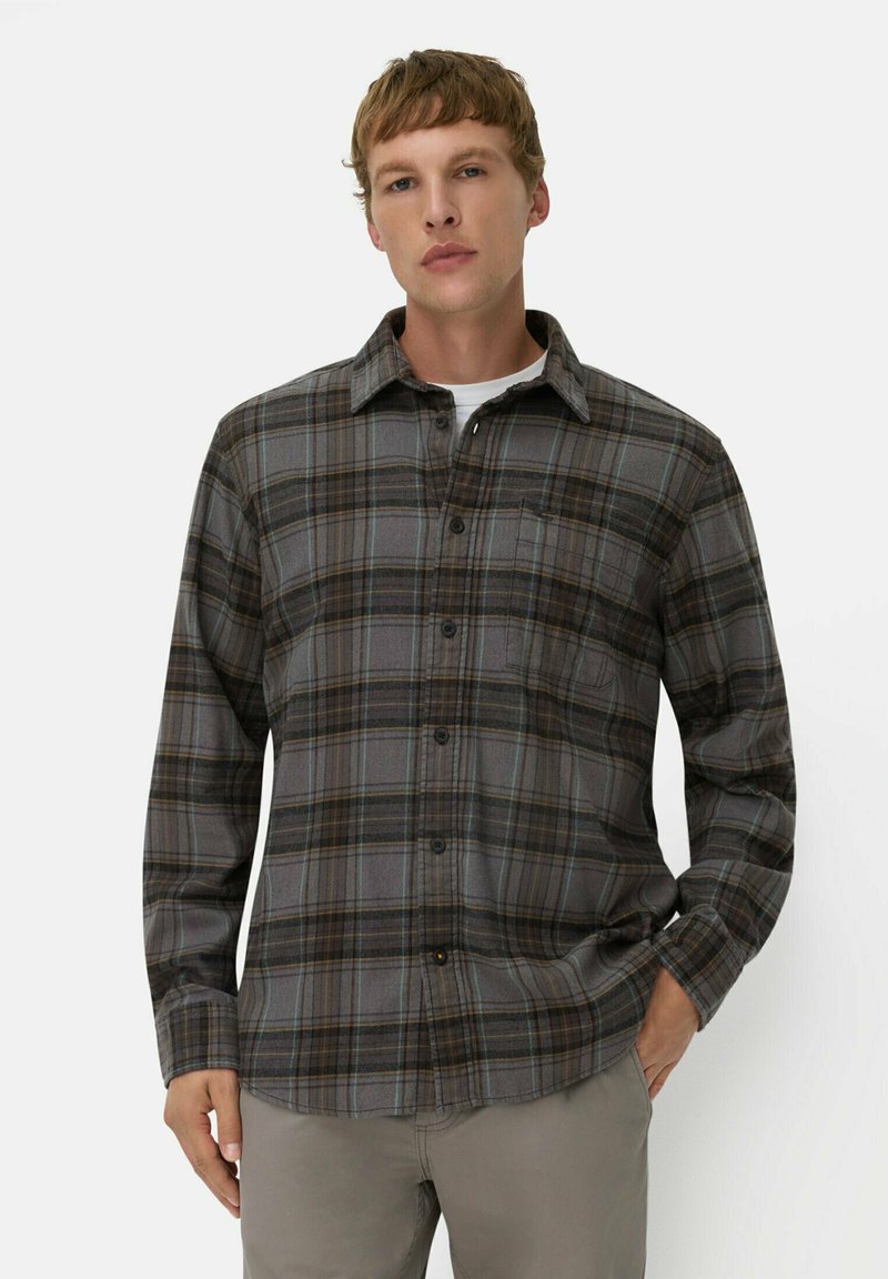 Grijs geruit flanellen shirt met knopen, een kraag en een borstzak. Het patroon bevat donkere bruin en lichtblauwe accenten.