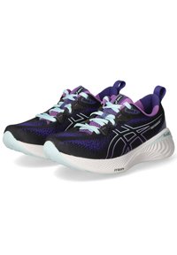 Baskets de sport noires et violettes avec un upper en mesh, lacets bleu clair et semelle extérieure blanche rembourrée. Logo de la marque sur la languette.