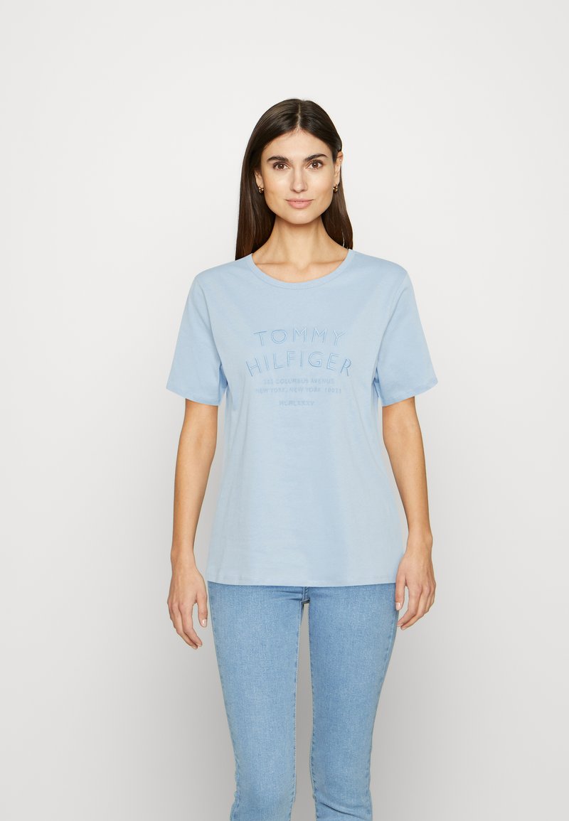 Tommy Hilfiger TEXT TEE - Print T-shirt - breezy blue/light blue ...