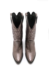 Botas de vaquero de bronce metálico con punta afilada, cuero texturizado y bordados en la parte superior. Con suela negra resistente.