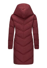 Giacca a vento bordeaux con cappuccio, caratterizzata da cuciture a chevron, maniche lunghe e design lungo fino al ginocchio. Tessuto morbido.