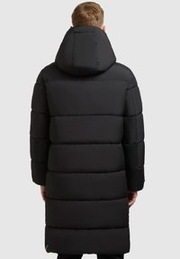 Sort pufferjakke med lang længde, hætte og quiltet design. Stoffet virker glat med en mat finish og uden synlige udsmykninger.