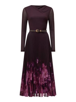 Vijolična dolga obleka z dolgimi rokavi, nabrano ovratnico, pasom in nabrano krilo z gradientnim cvetličnim vzorcem v temnejših odtenkih vijolične.