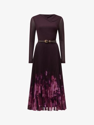 Langes Kleid mit langen Ärmeln in Lila, mit einem drapierten Ausschnitt, tailliert mit Gürtel und einem plissierten Rock, der einen Farbverlauf mit floralem Muster in dunkleren Lilatönen zeigt.