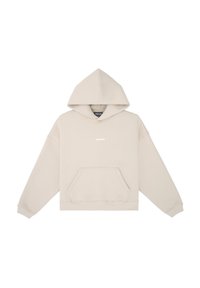 Beige hættebluse lavet af blødt stof, med en frontlomme i kangaroo-stil og et lille logo centreret på brystet.