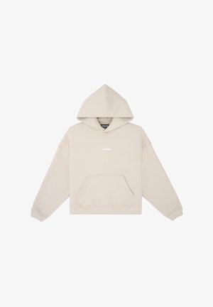 Béžová mikina s kapucí vyrobená z měkkého materiálu, s přední klokaní kapsou a malým logem umístěným uprostřed na hrudi.
