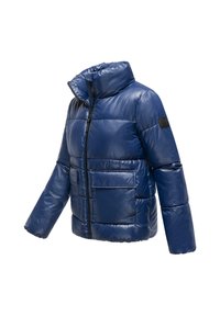 Marinblå puffjacka med hög krage, glansig finish, horisontellt quiltat mönster, framzipper och två stora fickor.