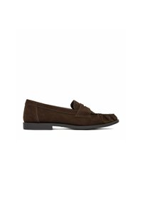 Zapato mocasín plano de ante marrón con puntera redondeada estilo moc toe y tacón negro bajo, vista lateral, sobre fondo blanco.