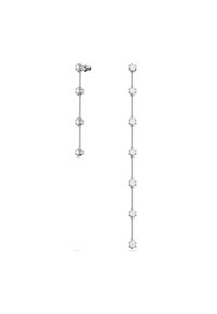 Lange silberne Ohrringe mit fünf blumenförmigen, klaren Kristall-Akzenten entlang einer schlanken, eleganten Kette. Polierte Oberfläche.