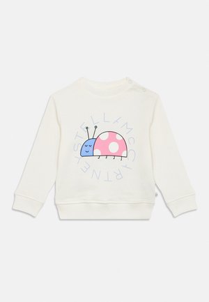 Hanorac alb cu mâneci lungi pentru copii mici, cu o buburuză zâmbitoare albastră și roz cu buline și textul „STELLA MCCARTNEY” într-un model circular.