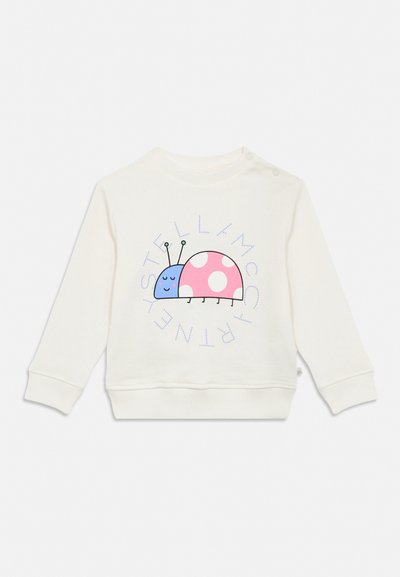 Weißes Langarm-Kinder-Sweatshirt mit einem lächelnden blau-rosa gepunkteten Marienkäfer und dem Schriftzug „STELLA MCCARTNEY“ in einem kreisförmigen Muster.
