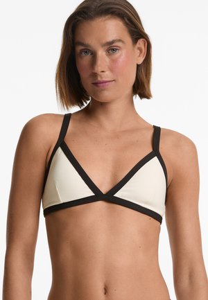 Triangulær bikini-top i creme med kontrasterende sorte stropper. Har en glat, mat overflade og crisscross-detaljer foran.
