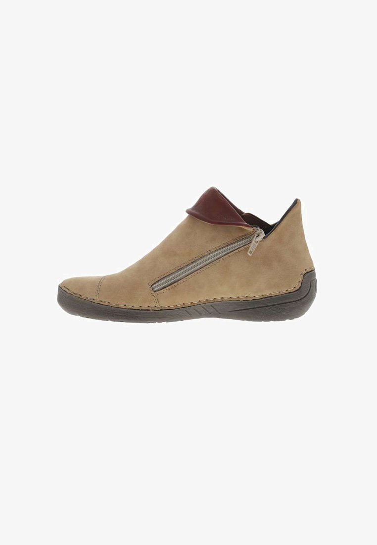 Bottine en cuir tan avec une finition texturée, dotée d'une fermeture éclair sur le côté et d'un rabat brun contrasté. Bout rond et semelle flexible.