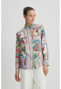 Overhemd met knopen in bloem- en geometrische patronen, met roze, groen en blauwe kleuren, lange mouwen, een kraag en twee voorzakken.