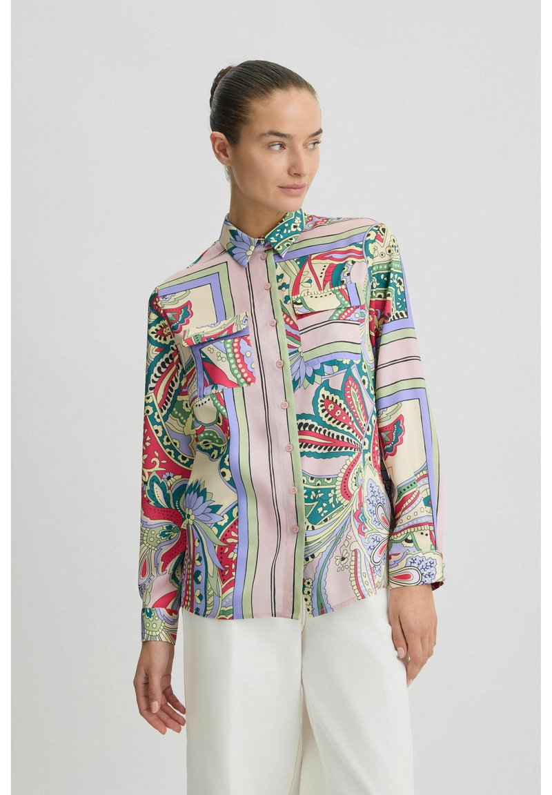 Overhemd met knopen in bloem- en geometrische patronen, met roze, groen en blauwe kleuren, lange mouwen, een kraag en twee voorzakken.
