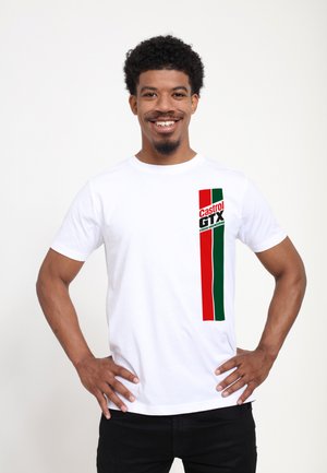 Biała bawełniana koszulka z pionowym wzorem w zielone i czerwone paski oraz logo "Castrol GTX" w czerni i czerwieni po lewej stronie.