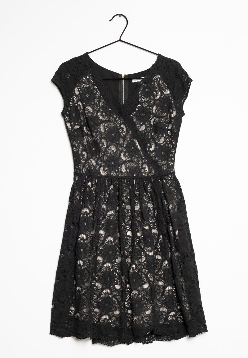 Robe en dentelle noire avec manches courtes, présentant un décolleté en V, une jupe évasée et un motif floral. Fermeture éclair dans le dos, tissu en dentelle texturé.