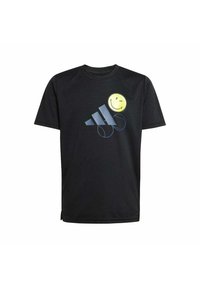 Camiseta negra de cuello redondo con un gráfico de una cara amarilla sonriente, los anillos olímpicos y tres rayas diagonales en gris claro.