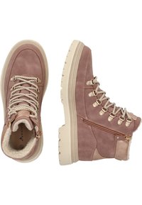 Bottines en daim rose avec une finition texturée, un design à lacets, des accents en métal doré, une fermeture éclair sur le côté et une semelle en caoutchouc épaisse.