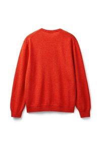 Gładki czerwony sweter z długim rękawem pokazany z tyłu, z prążkowanymi mankietami i dołem, leżący płasko na białym tle.